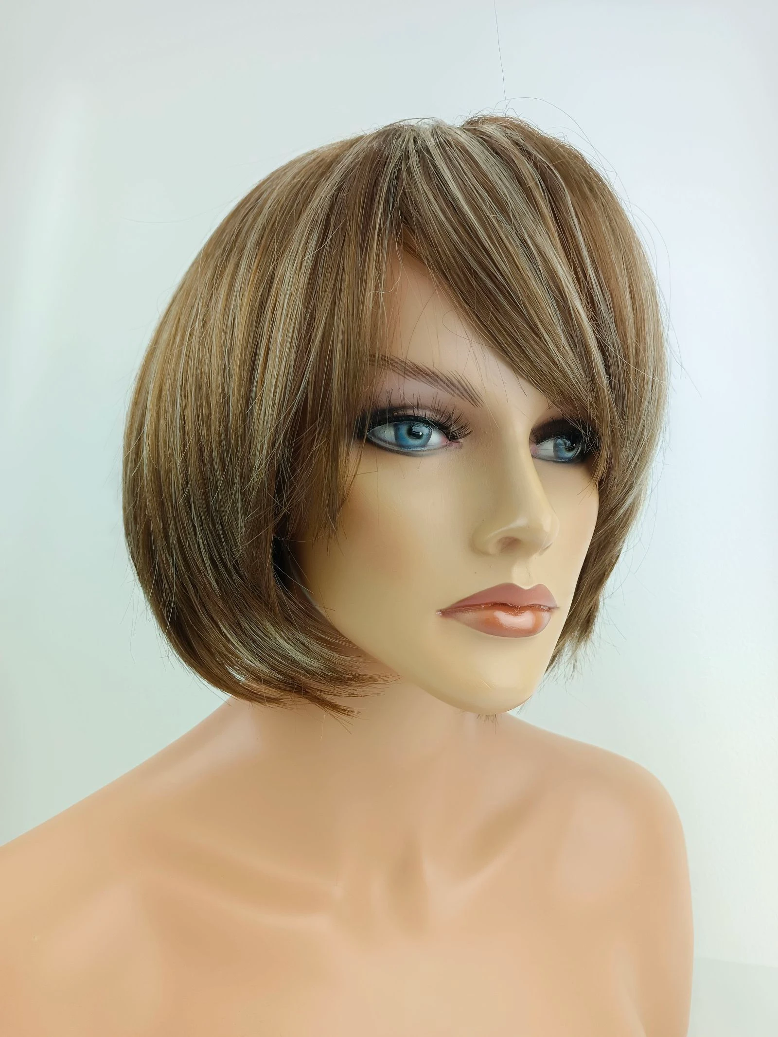Mannequin head with wig – photo 5